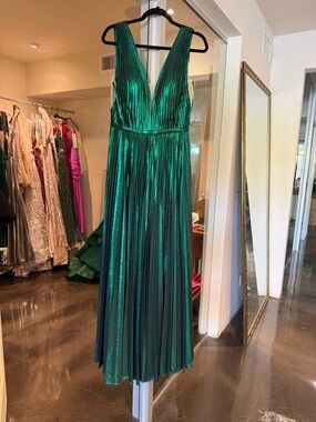 Pol Atteu Designer Gown Size 8 Emerald Green Pleated Formal Evening Dress Prom
